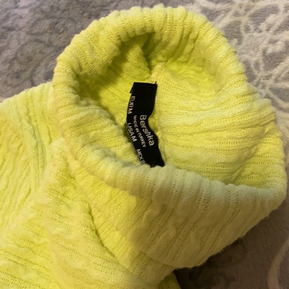 neon cropped turtleneck✨ - Picture 2 of 2